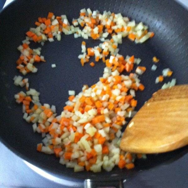 南瓜盅牛肉杂粮蔬菜焖饭,倒入少量的油把材料全部翻炒一下 ,香喷喷就可以了,火候不要太大...