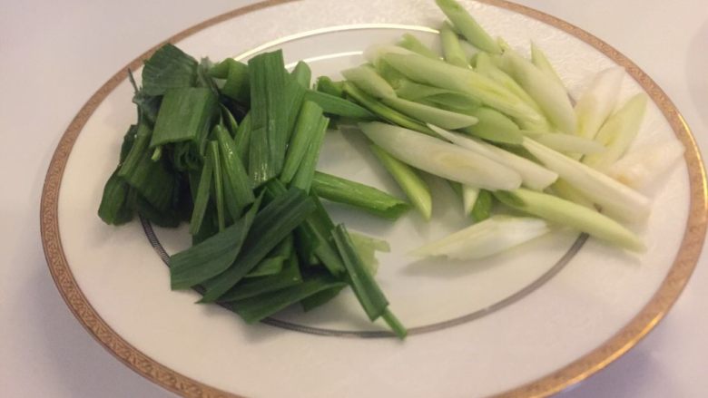 家常菜，回锅肉,<a style='color:red;display:inline-block;' href='/shicai/ 3250'>葱</a>切断备用
