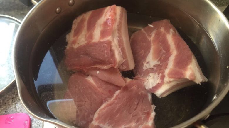 家常菜，回锅肉,将五花肉过水煮一下