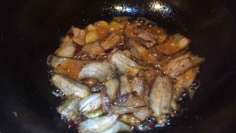 家常菜，回锅肉,翻炒均匀