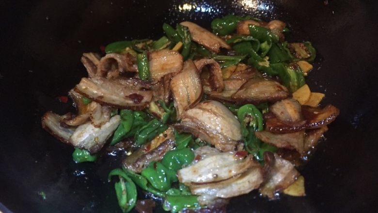 家常菜，回锅肉,倒入煸好的辣椒，翻炒