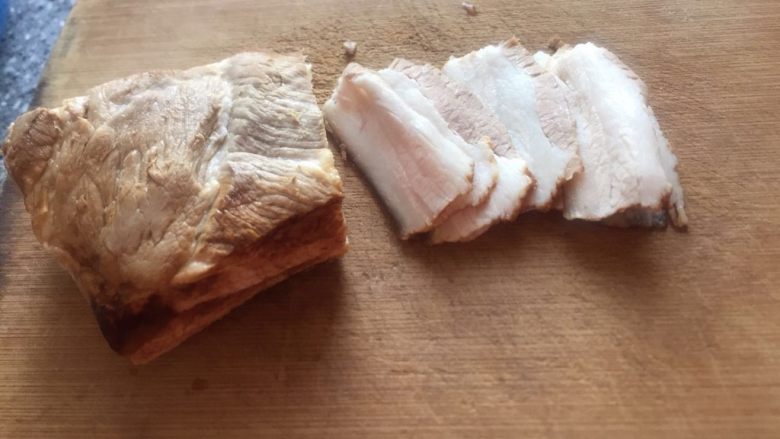 家常菜，回锅肉,煮熟的五花肉切片备用