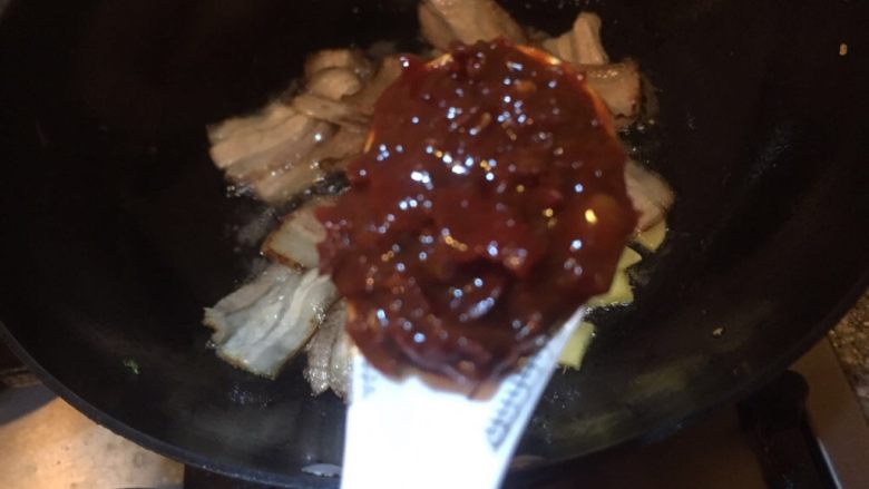 家常菜，回锅肉,接着加一勺郫县<a style='color:red;display:inline-block;' href='/shicai/ 705'>豆瓣酱</a>，<a style='color:red;display:inline-block;' href='/shicai/ 705'>豆瓣酱</a>本身就是咸的不用加盐