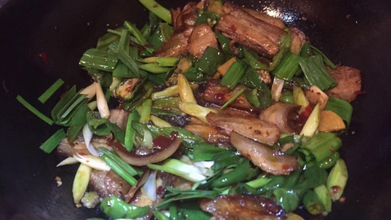 家常菜，回锅肉,在放入葱叶