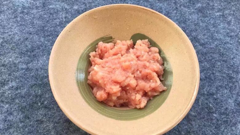 豌豆玉米饭团,肉末放入<a style='color:red;display:inline-block;' href='/shicai/ 718'>料酒</a>腌制5分钟。