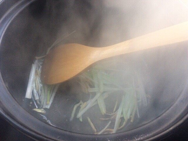 酸菜粉条窜白肉,在下葱丝炒香