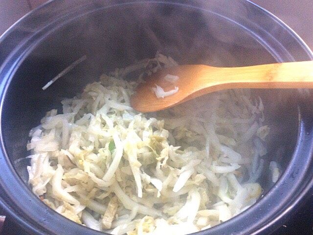 酸菜粉条窜白肉,放酸菜丝多炒一会,使其变软