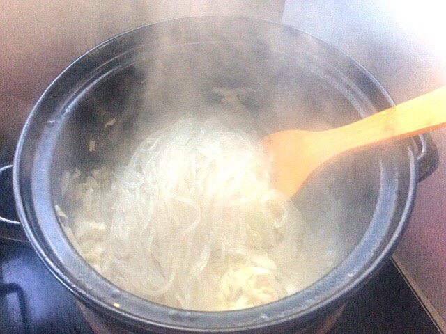 酸菜粉条窜白肉,放入粉条,盐,翻炒均匀