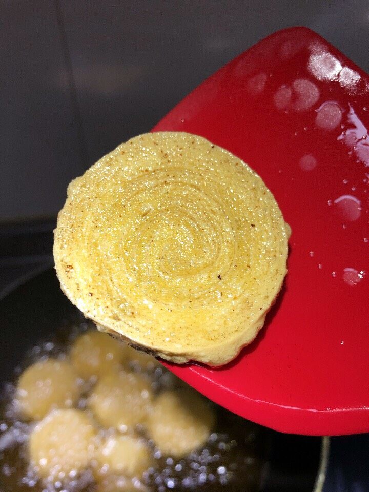 五香素鸡,炸至两面金黄,表面起小泡即可。