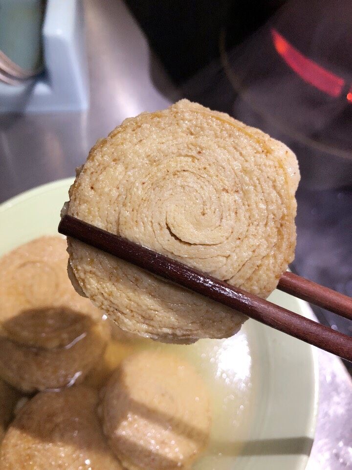 五香素鸡,将表面泡至发白,如图。
