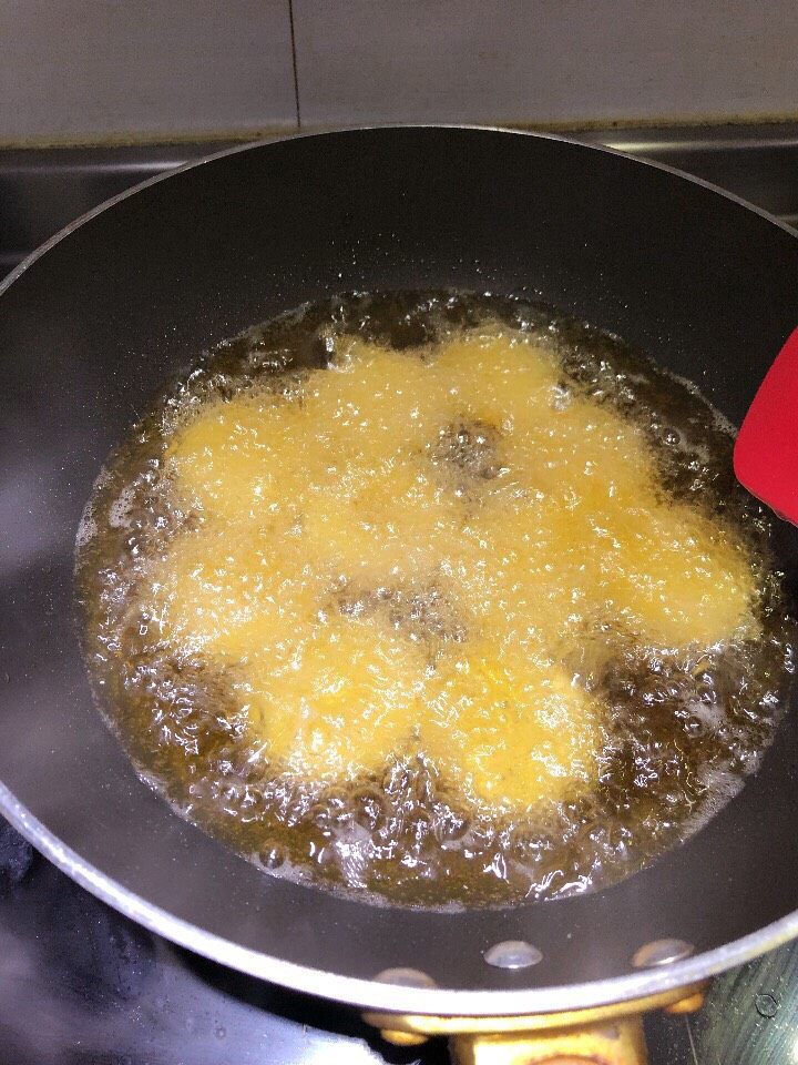 五香素鸡,将素鸡片放入油锅,轻轻推动,素鸡会粘连在一起但不需要将其分开。