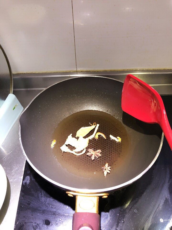 五香素鸡,锅中留底油,煸香香料。