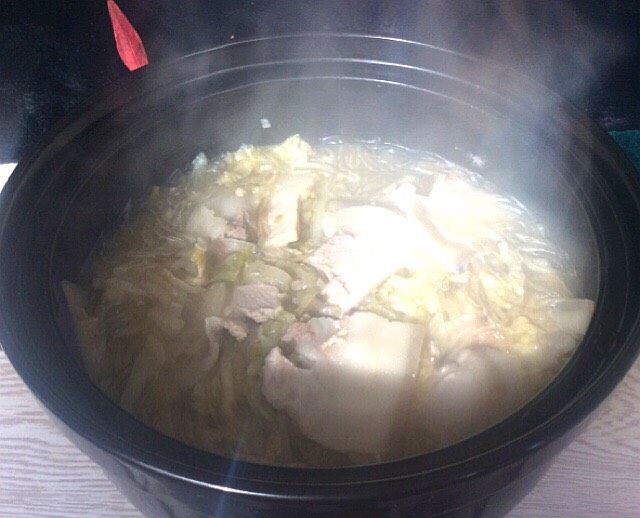 酸菜粉条窜白肉,热气腾腾的,酸香浓郁