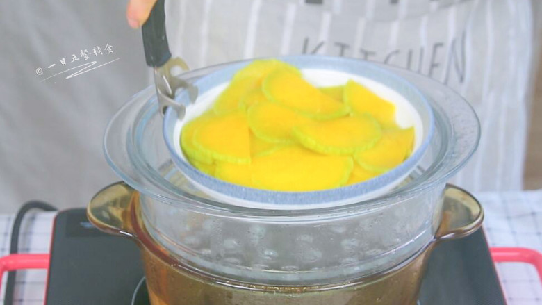青菜南瓜面疙瘩,南瓜切片,上锅蒸10分钟。