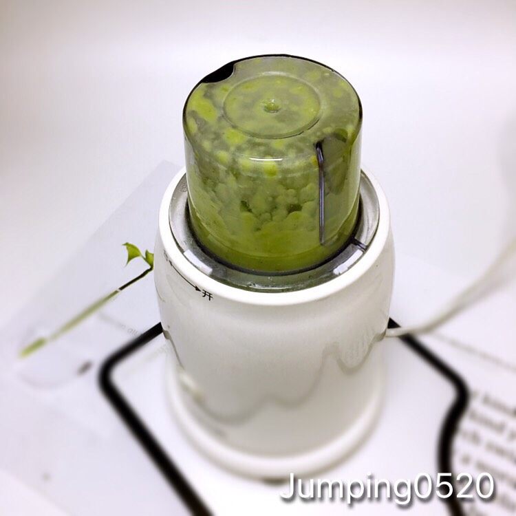 👩🍳1月9日辅食分享【牛油果米糊】6m+,1、牛油果打成泥备用。