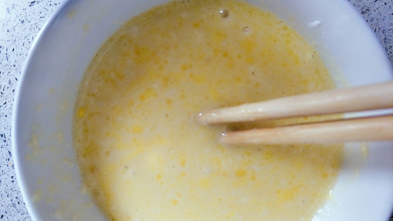 微波炉美食+奶黄馅儿,时间到了以后拿出来,用筷子搅拌,液体稍微有些浓稠了