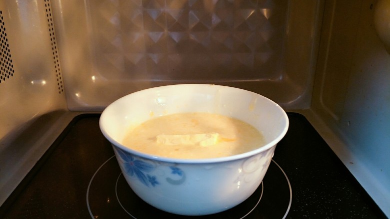 微波炉美食+奶黄馅儿,10g<a style='color:red;display:inline-block;' href='/shicai/ 887'>黄油</a>,不用融化,直接放入碗里,高火加热90秒