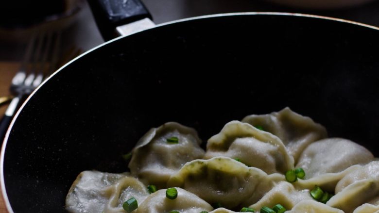 脆皮煎饺,自我感觉比煮水饺好吃，也不浪费水。喜欢猪肉咸的。