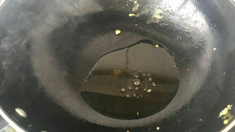 洋葱炒粉丝,油烧热,有洋葱就不需要放葱姜蒜之类