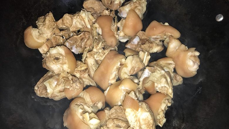过年必备年菜(二)酸甜猪手,油锅里倒入猪手,翻炒至猪手都沾上油,然后摊开,煎香一面再翻炒