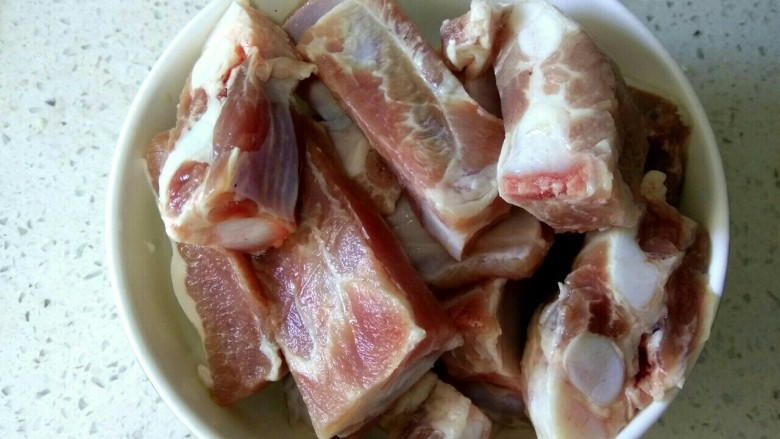 糖醋排骨,排骨解冻,洗净