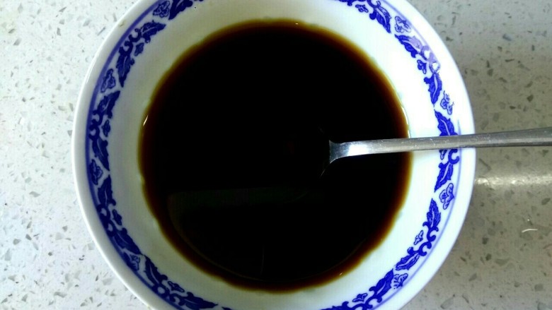 糖醋排骨,调料汁：1勺<a style='color:red;display:inline-block;' href='/shicai/ 718'>料酒</a>，两勺<a style='color:red;display:inline-block;' href='/shicai/ 788'>生抽</a>，三勺醋，四勺醋，适量清水