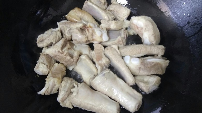 糖醋排骨,放入排骨