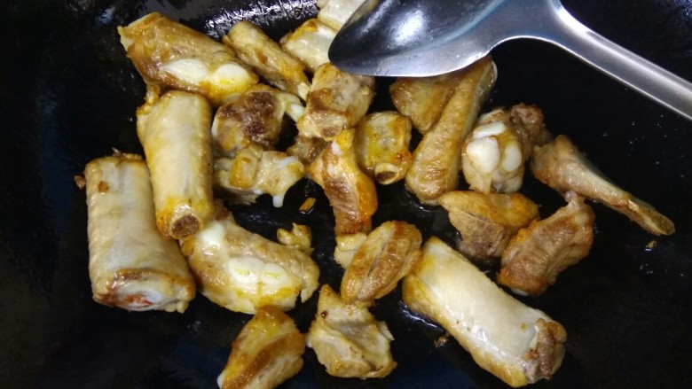 糖醋排骨,小火煎至两面金黄
