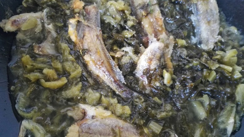 雪菜烧小黄鱼,加入少许盐、生抽、白糖调味,汁干即可出锅