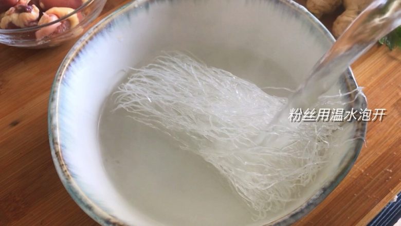 鸭血粉丝汤,粉丝再煮之前稍稍浸泡,易软还可减短煮制时间,注意在煮时间不要过久,影响口感