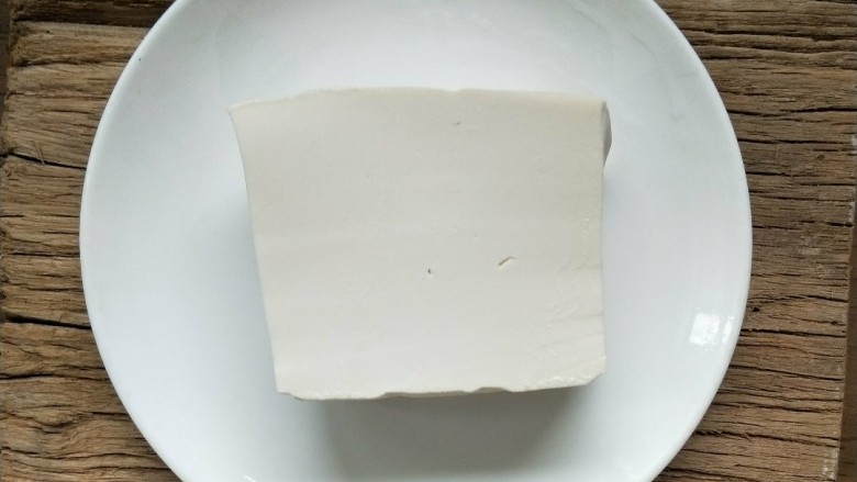 营养健康的鸡肉青菜豆腐饼,<a style='color:red;display:inline-block;' href='/shicai/ 5179'>嫩豆腐</a>洗干净,用刀背碾成末,装入步骤1的大碗。