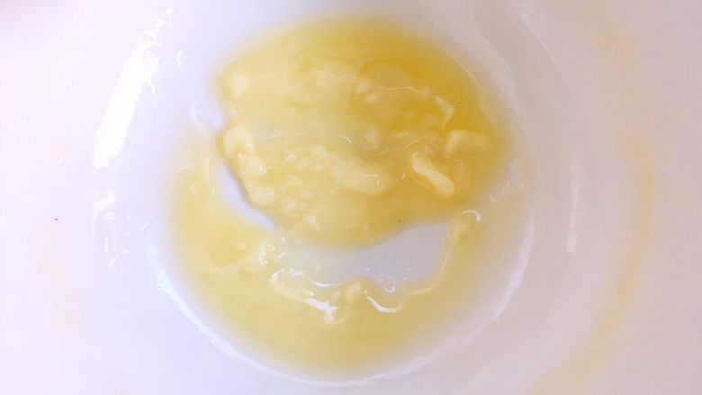 椰蓉小餐包,发酵面团的时候来做<a style='color:red;display:inline-block;' href='/shicai/ 630'>椰蓉</a>馅,先将黄油隔水加热至融化