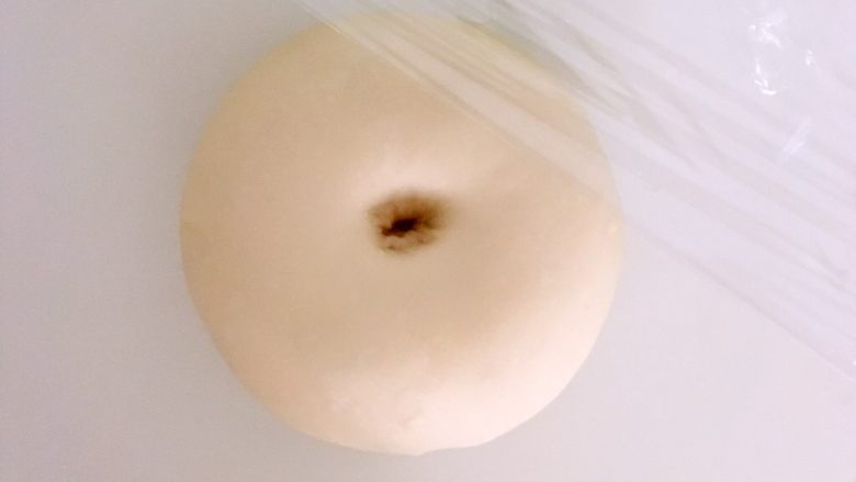 椰蓉小餐包,发酵好的面团用手指按下去会有个圆圆的洞,面团会有轻微的回弹,有点像肚脐眼
