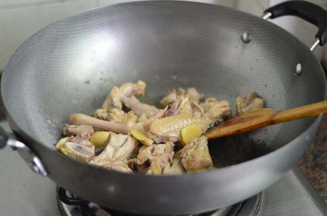 胡萝卜香菇炖鸡,倒入鸡块,大火翻炒