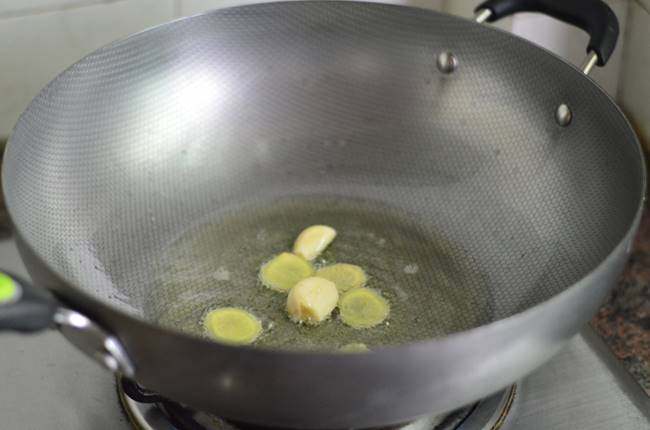 胡萝卜香菇炖鸡,锅里热油,放入姜蒜爆香