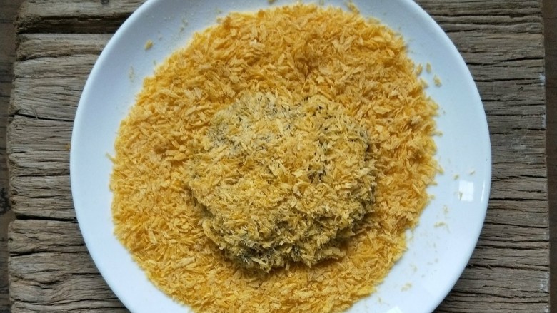 营养健康的鸡肉青菜豆腐饼,按成圆饼,均匀裹上<a style='color:red;display:inline-block;' href='/shicai/ 588'>面包糠</a>。