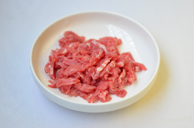 小炒牛肉丝,<a style='color:red;display:inline-block;' href='/shicai/ 216'>牛肉</a>逆着条纹切丝