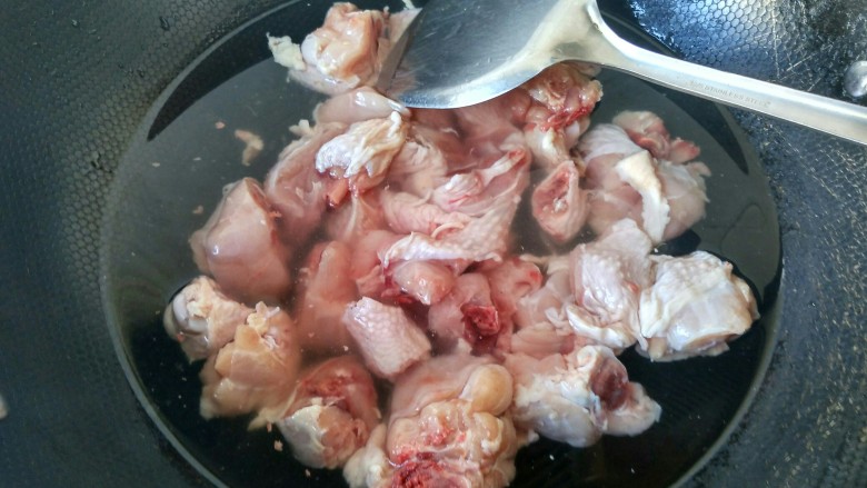 香菇滑鸡块,鸡腿肉冷水下锅,焯水。