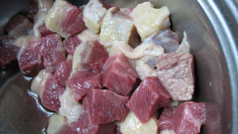 川味红烧牛肉面,牛肉洗净,切块备用。