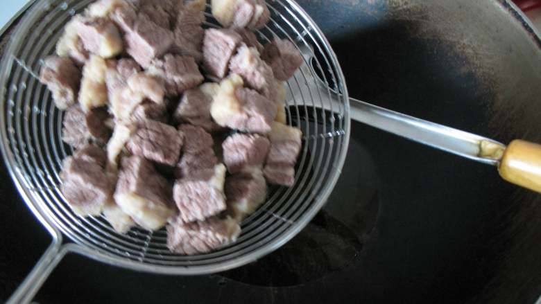 川味红烧牛肉面,锅中热油,入牛肉翻炒。
