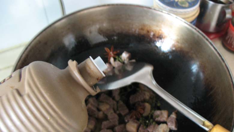 川味红烧牛肉面,加入适量<a style='color:red;display:inline-block;' href='/shicai/ 718'>料酒</a>,继续翻炒至七八分熟。