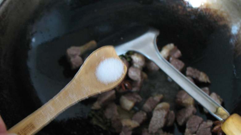 川味红烧牛肉面,加少量盐,出锅备用。(因为牛肉稍后还要炖煮,所以这一步只要炒香,不用全熟哈~)