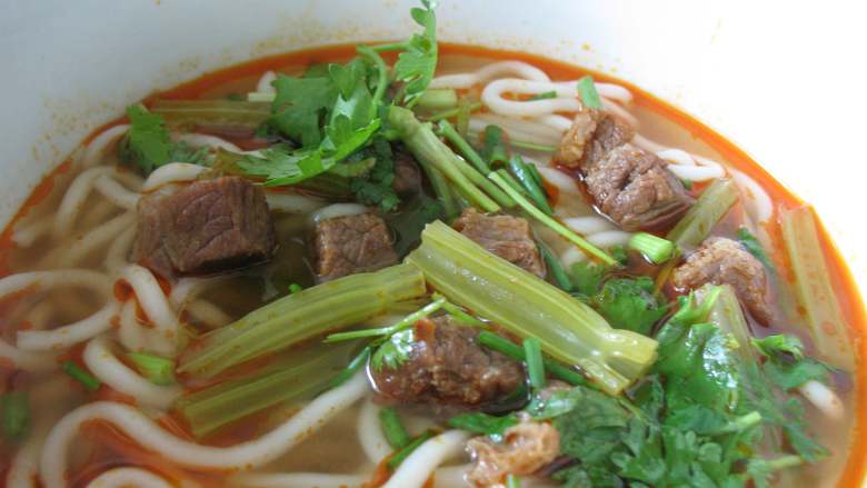 川味红烧牛肉面,香菜香葱切碎;
捞出面条,浇上汤头,趁热撒上香菜香葱,一碗一定不能错过的川味红烧牛肉面出炉~也可以放几棵烫好的青菜铺在面上,这一碗有荤有素,大大满足~