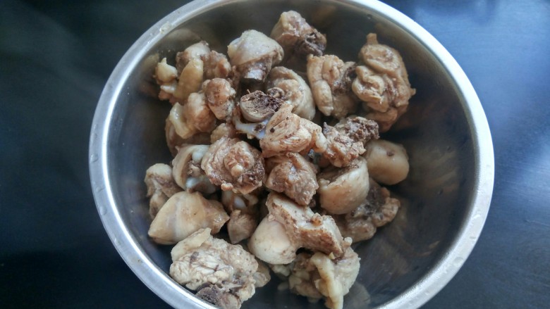 香菇滑鸡块,水开后,去浮沫,捞出备用。
