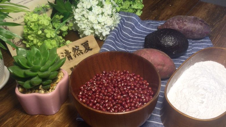 小朋友都爱吃的三色芋圆红豆汤,材料准备好,<a style='color:red;display:inline-block;' href='/shicai/ 2157'>牛油果</a>选择已经黑皮成熟的