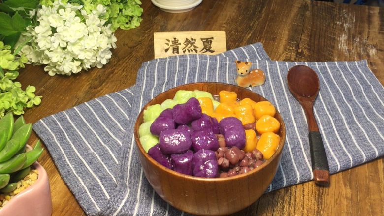 小朋友都爱吃的三色芋圆红豆汤,夏天吃的时候,红豆汤煮熟可以放冰箱冰镇!冰冰凉凉的时候也很好吃