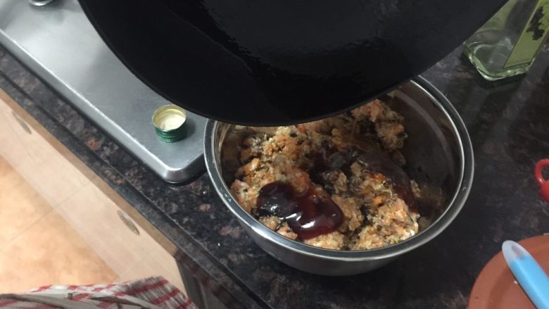 香菇胡萝卜鲜肉包,最后放入花椒面,热油浇在花椒面上后拌均匀即可