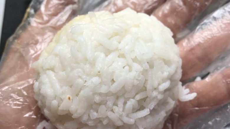 咸蛋黄肉松饭团-泰迪版,再盖一层饭团,用令一手稍按挰成均匀的扁圆形;