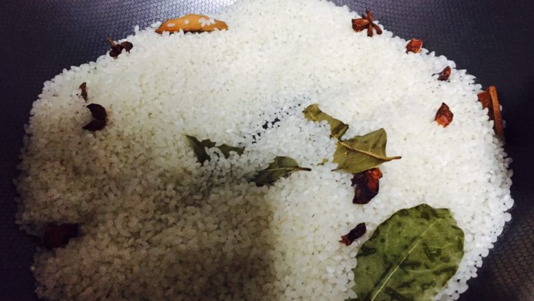 自制粉蒸排骨,一定要耐心小火翻炒,炒至大米渐渐变黄