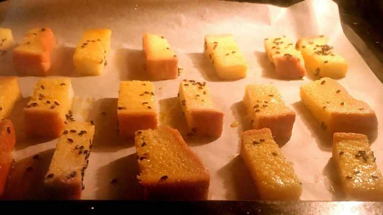 宝宝营养辅食黄金吐司条,6.烤箱提前预热,上下火170度,烤15-20分钟。如果喜欢酥脆就多烤会,但注意不要糊了。